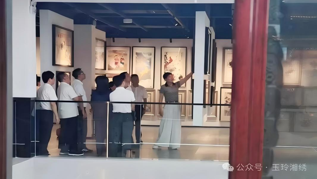 开福区委书记周海毅一行莅临玉玲湘绣调研指导
