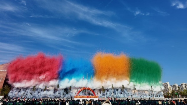 彩焰燃青春，活力耀赛场——飞虎烟花2025浏阳中学生运动会白日焰火表演案例